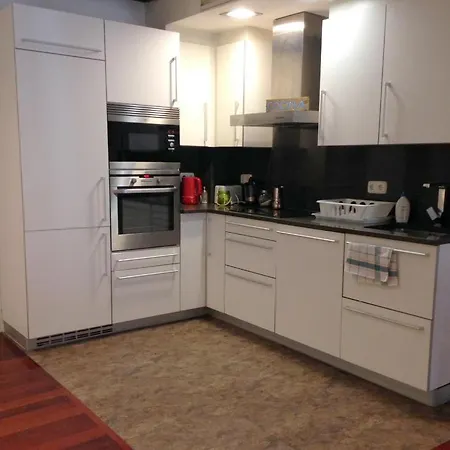 Central, Spacious And Authentic Family Lejlighed