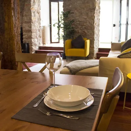 Central, Spacious And Authentic Family Lejlighed *