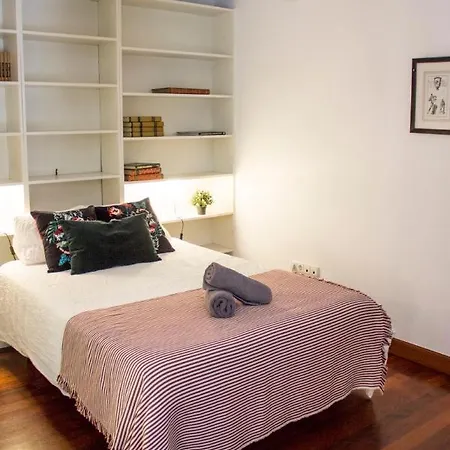 Central, Spacious And Authentic Family Lejlighed