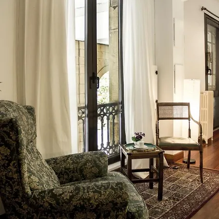 Central, Spacious And Authentic Family Lejlighed *